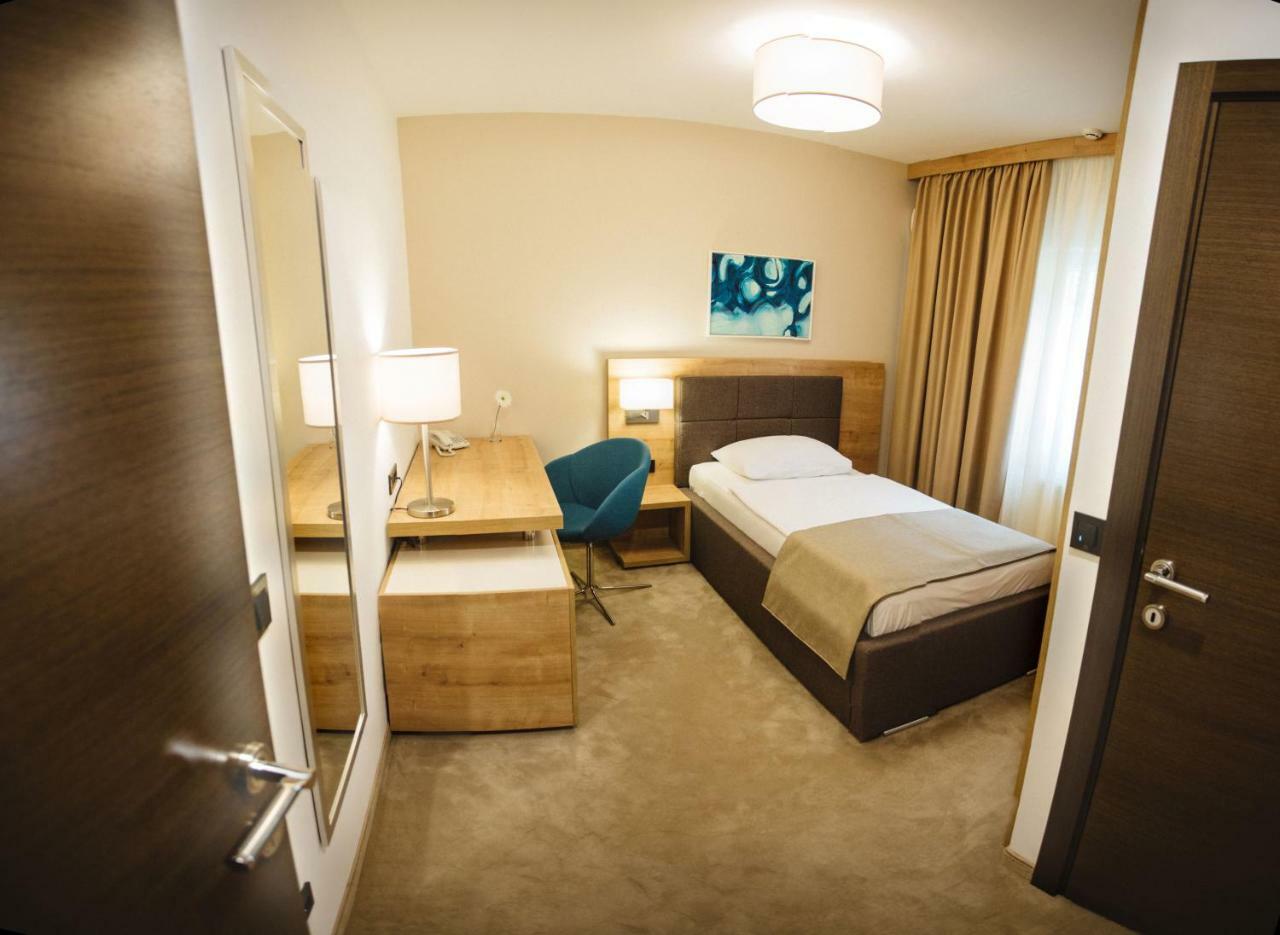 Cepin Hotel Zelenkrov מראה חיצוני תמונה